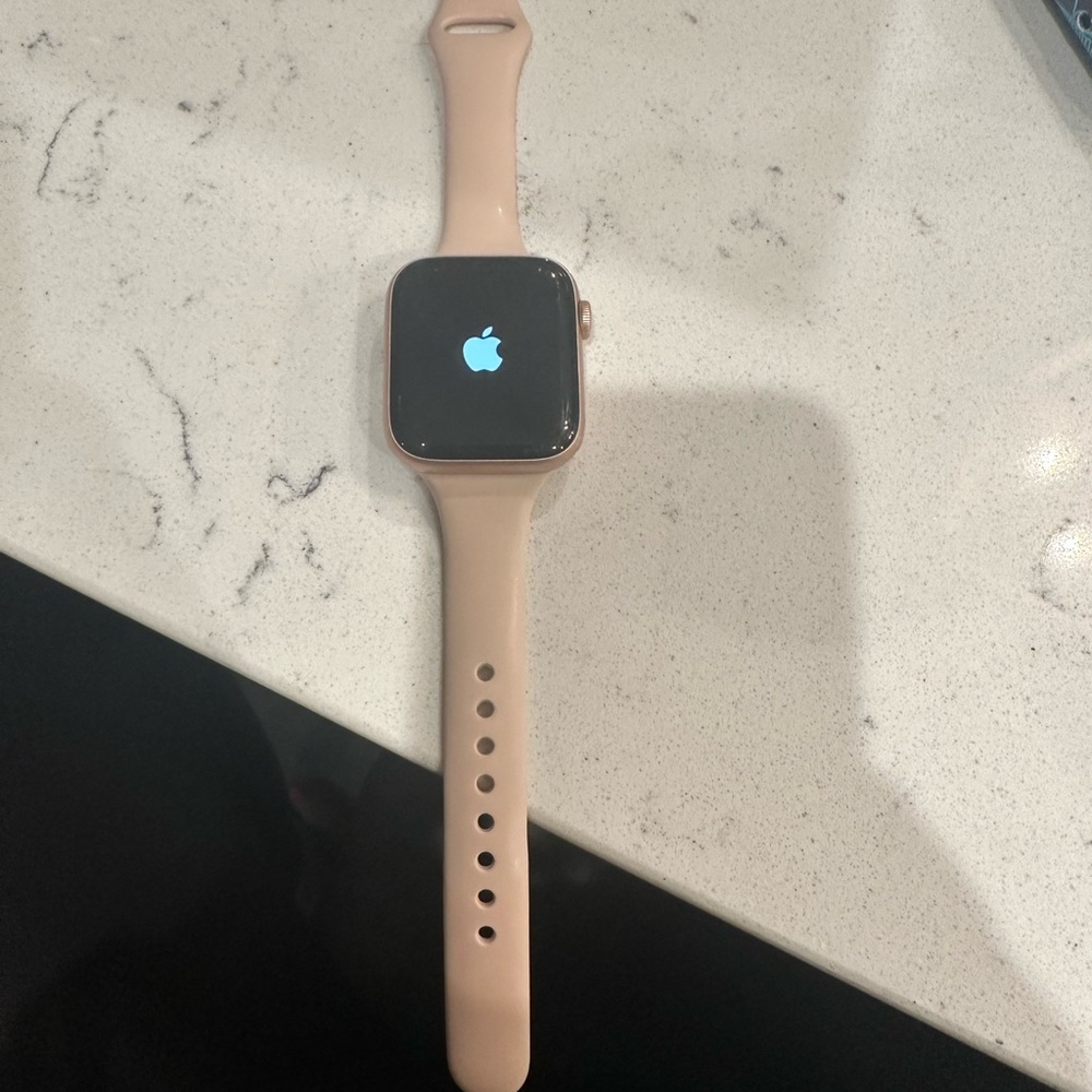 Apple Watch Series 5(GPS, 44mm) - Gold Aluminum Case